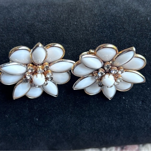 Vintage Kramer Milk Glass Rhinestone Flower Earrings - Picture 4 of 10